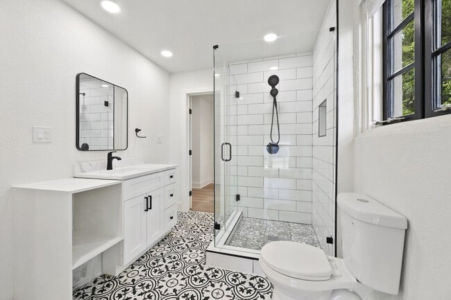 Building Photo - 8 BED 4 BATH  fully remodeled house in Wes...