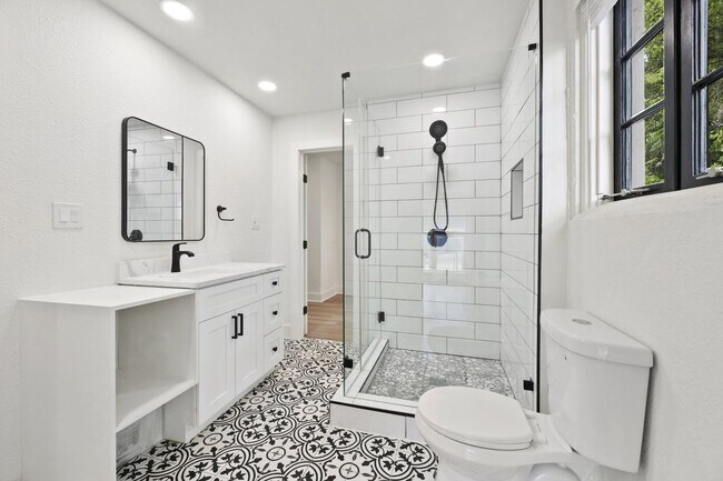 Building Photo - 8 BED 4 BATH Fully remodeled house in West...