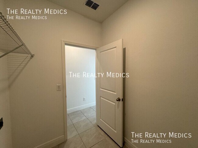 Building Photo - 1537 Meadowlark Dr