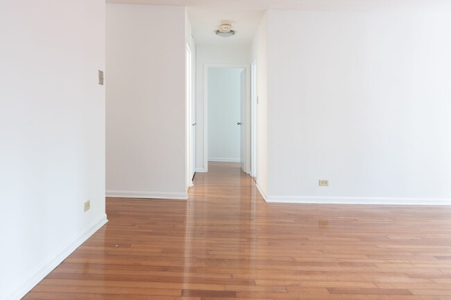 Building Photo - Streeterville Upgraded 2b/2b High-rise Condo