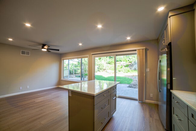 Building Photo - 405 Solano Dr