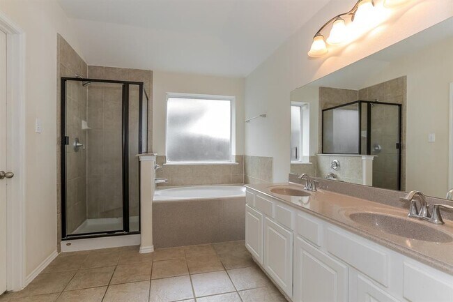 Building Photo - 28639 Lockeridge View Dr