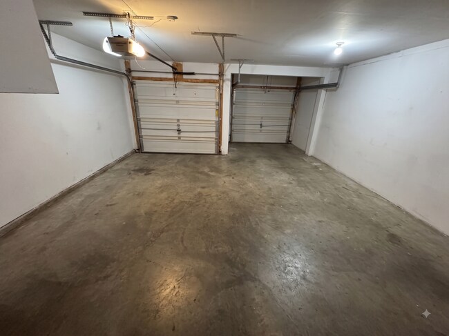 Building Photo - 3670 Carriage Hill Dr