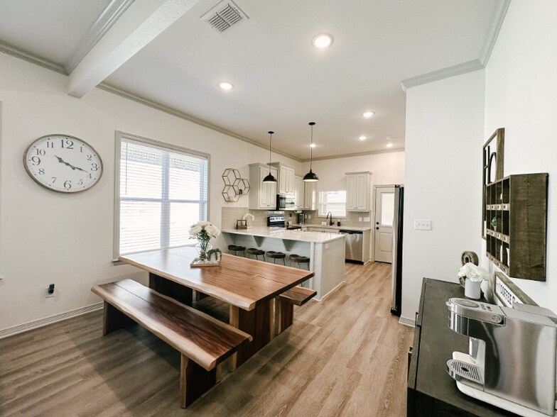 Building Photo - 2712 Royal Vlg Wy