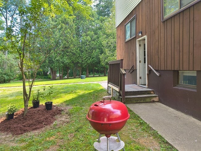 Building Photo - Renovated 1br with All Utilities Included