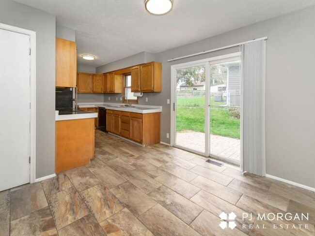 Building Photo - 1409 Thomas Dr