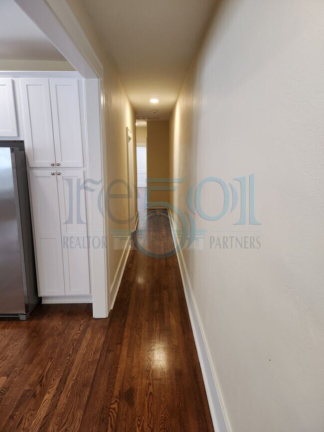 Building Photo - Newly Renovated Immaculate Apartment In Hillcrest!!!!! Just Blocks from UAMS!!