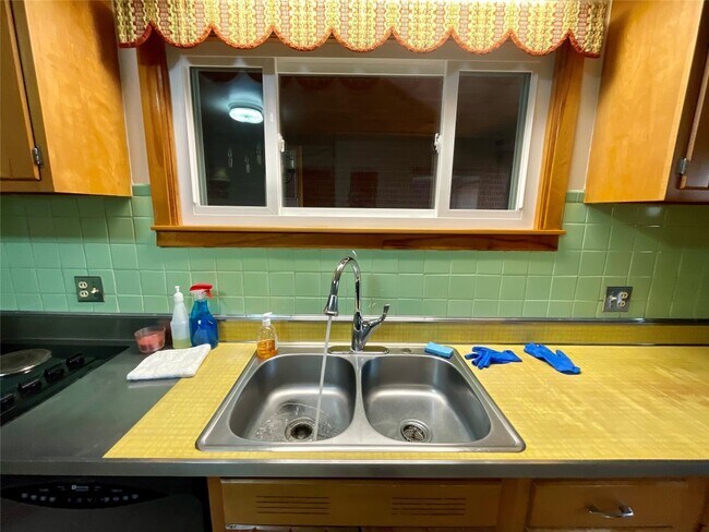 Building Photo - 92 Vestal Ave