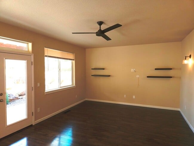 Building Photo - 4Bd/2.5Ba Two Story House - Available to View!