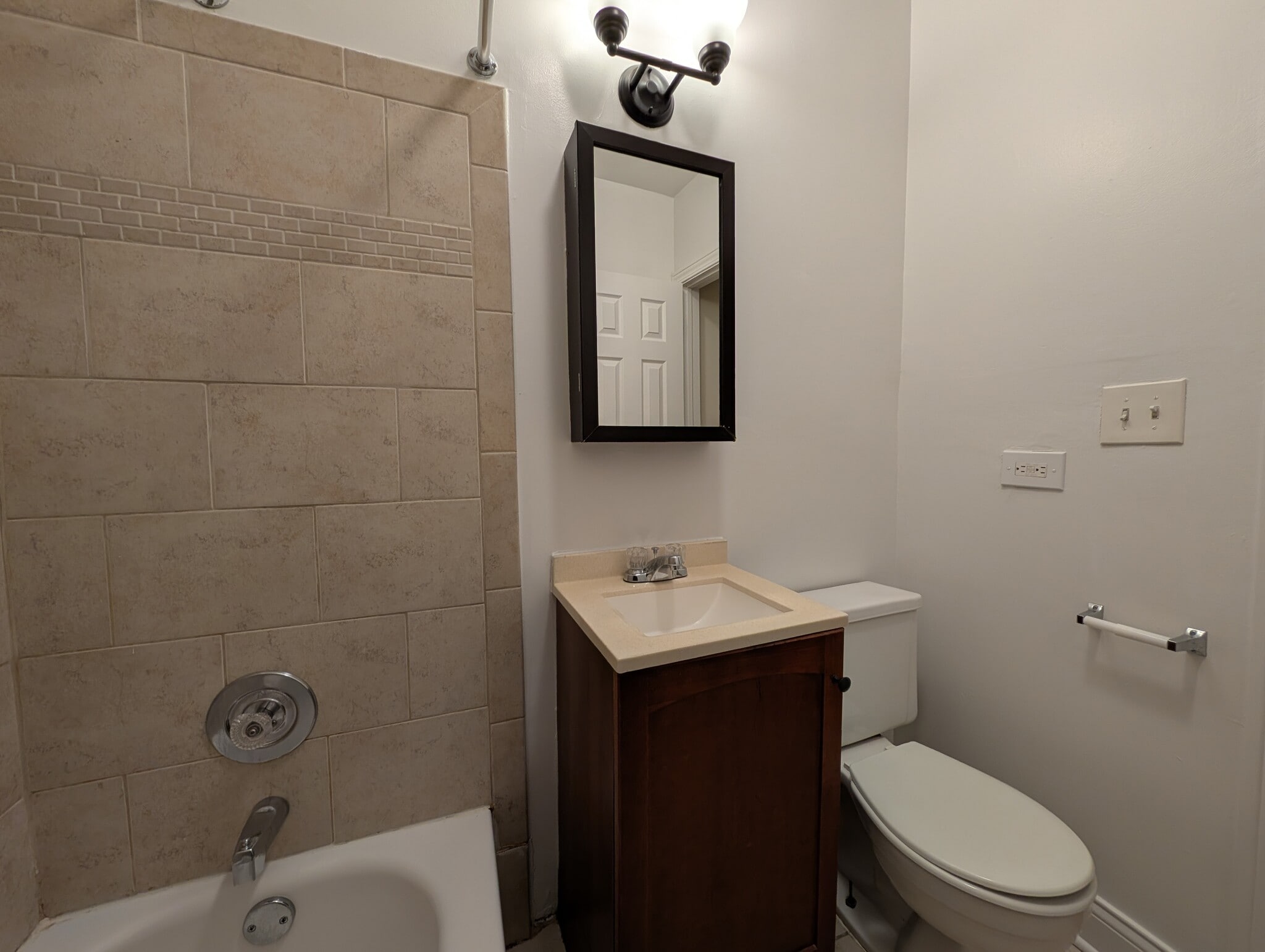 Building Photo - 813 W Cornelia Ave