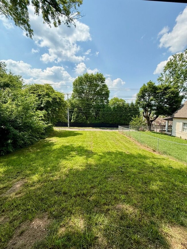 Building Photo - Knoxville 37921 - 2 bedroom 1.5 bath - cal...