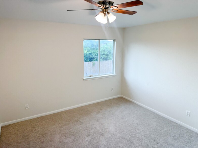 Building Photo - 4027 Falvel Cove Dr