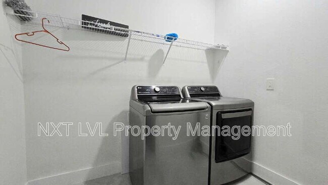 Building Photo - 220 NE 8th Pl