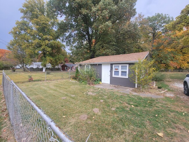 4 BR/1BA & Large yard! East Peoria - 4 BR/1BA & Large yard!  East Peoria