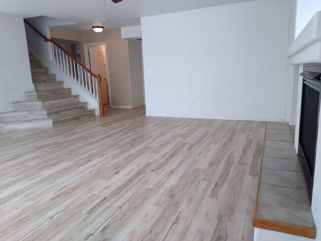 Building Photo - Massive and Expansive 5 Bedroom Green Vall...