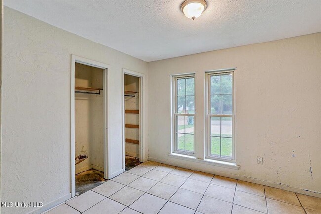 Building Photo - 757 Sandy Ln