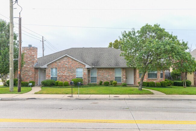 Building Photo - Spacious 2 Bedroom, 2 Bath Duplex – Over 1...