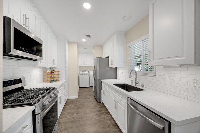 Building Photo - Adorable 4 Bed / 2 Bath Single Family Home