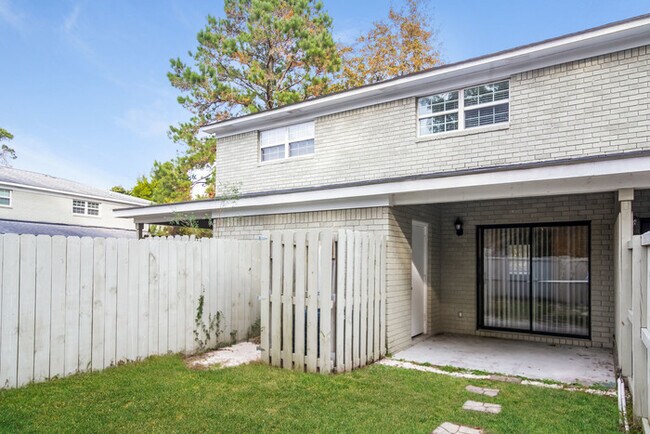 Building Photo - Inviting 2-Bedroom Townhome in Mount Pleasant
