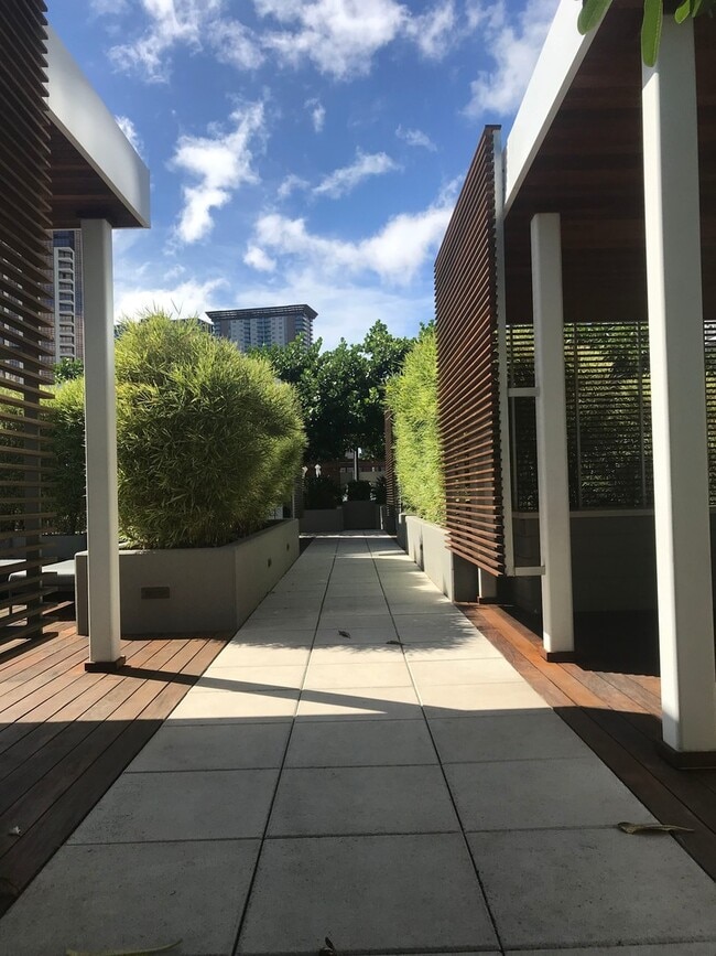 Building Photo - End Unit |  Luxury Condo | The Symphony | 2 Bed 2 Bath 2 Parking