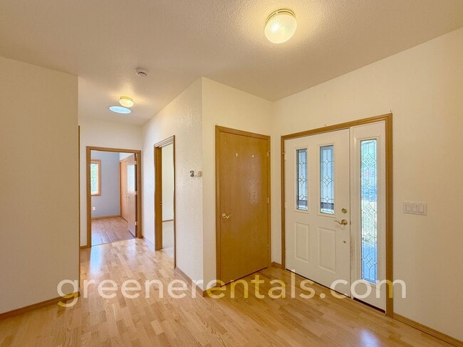 Building Photo - Spacious & Bright 3BD/3BA Home for Rent in...