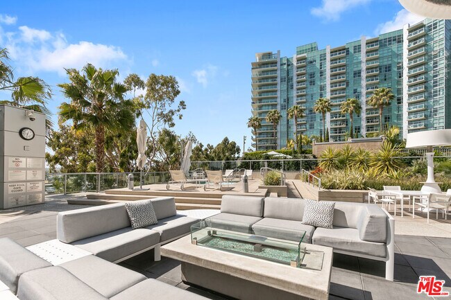 Building Photo - 13600 Marina Pointe Dr