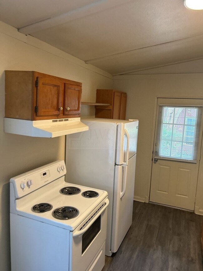 Building Photo - 910 Evergreen Dr