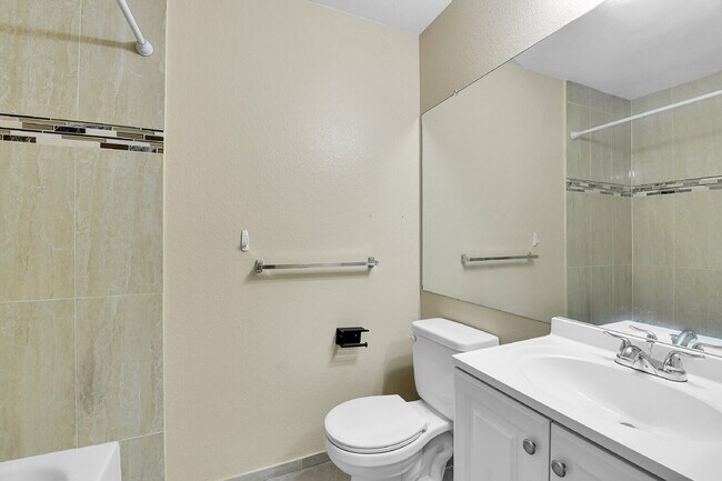 Building Photo - $1,775 - 2 Bed, 2.5 Bath End Unit in Auror...