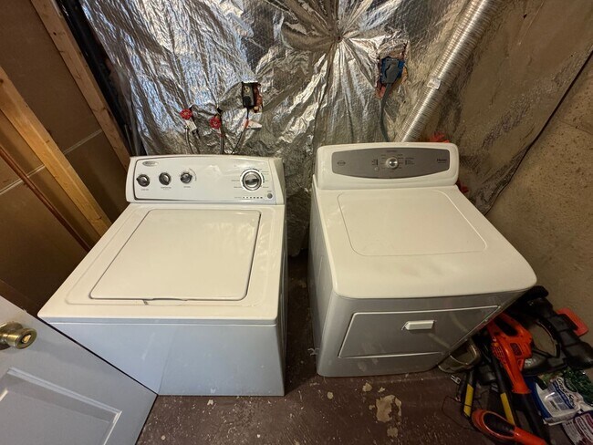 Building Photo - Charming 2 Bed 2 Bath Home Within Convenient Newington Commons Community