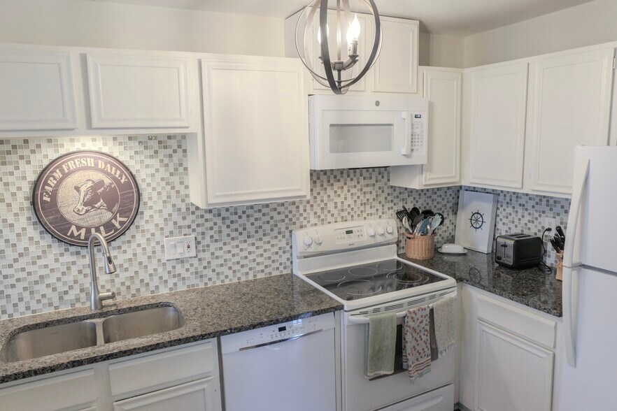 Building Photo - 7589 Zinnia Way