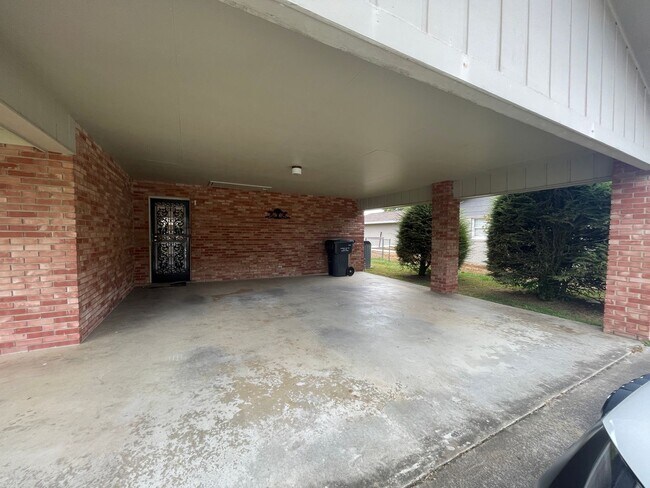 Building Photo - Large home in Pigeon Forge