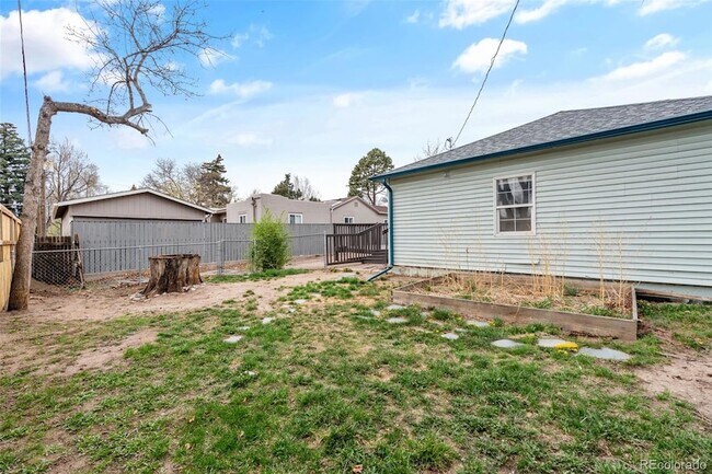 Building Photo - 1321 E Monument St