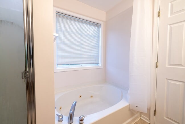 Building Photo - 305 Jamerson Ct