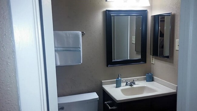 Building Photo - 10555 Turtlewood Ct