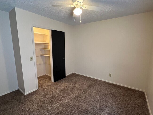Building Photo - 2 Bedroom, 2 Bathroom Duplex in SW Springfield