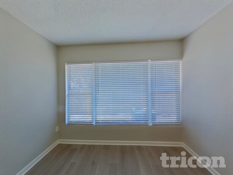 Building Photo - 1440 Overlea St