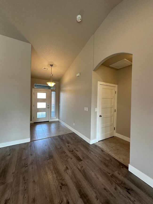 Building Photo - Centrally Located in Kennewick!