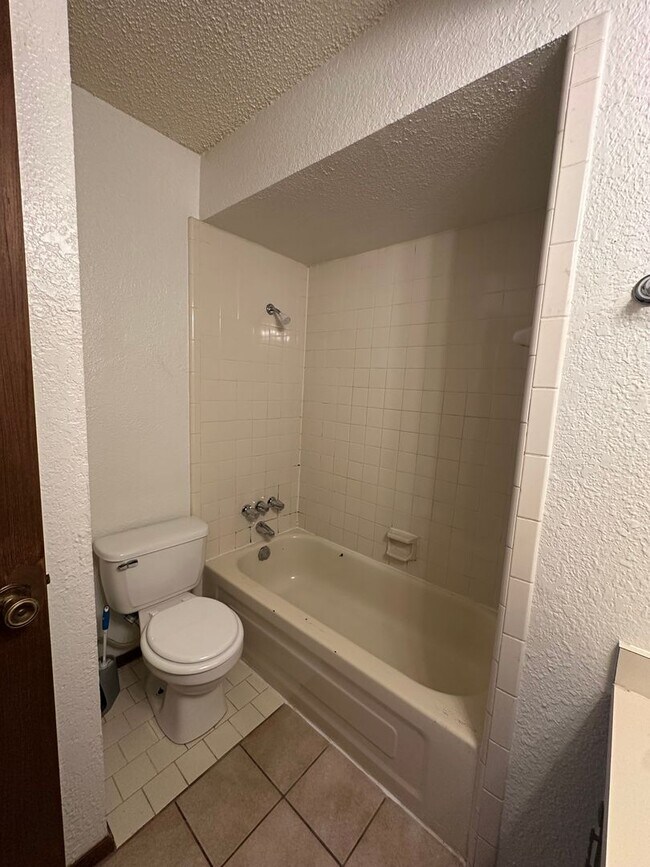 Building Photo - 2 Bedroom 1.5 Bath