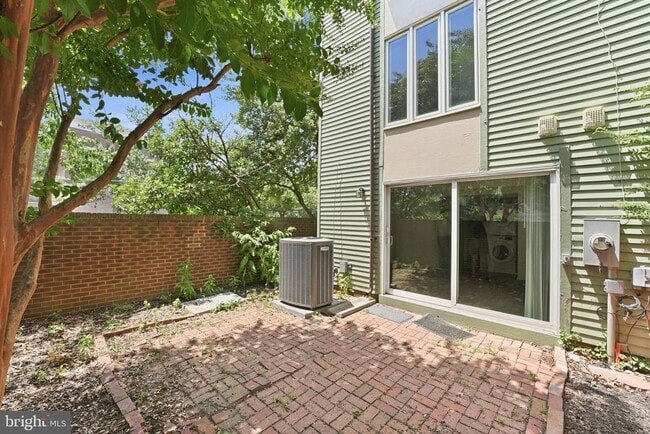 Building Photo - 975 S Taylor St