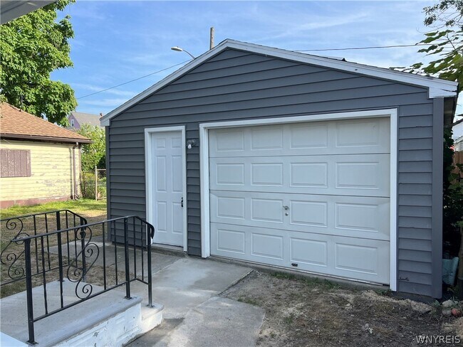 Building Photo - 165 Roland Ave