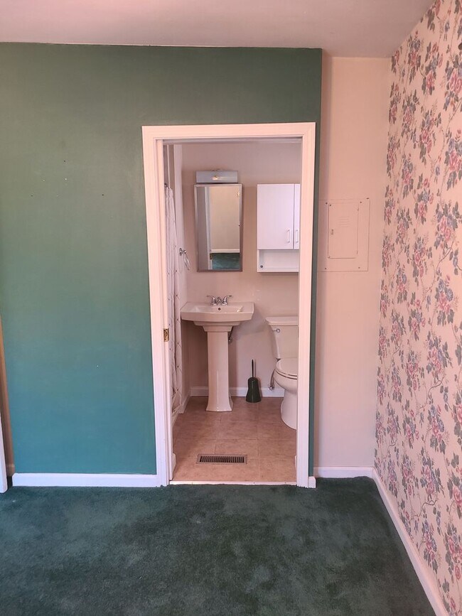 Building Photo - 4 Bedroom, 2 Bathroom! Lovely Home!