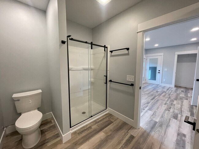 Building Photo - Beautiful One Bedroom in Cherry Hill - All Utilities Including WiFi are included!