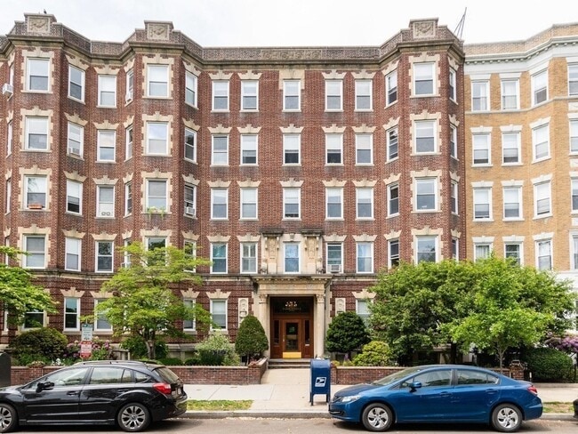Building Photo - 131 Park Dr