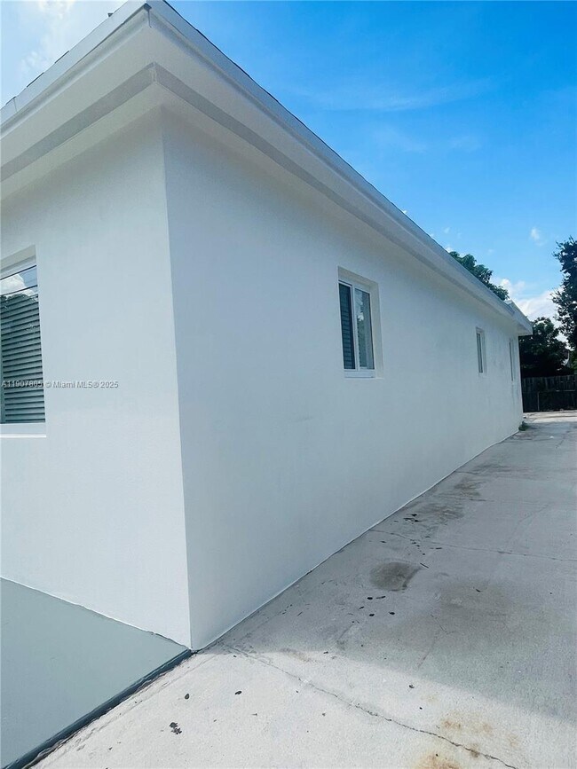 Building Photo - 1145 NW 25th St