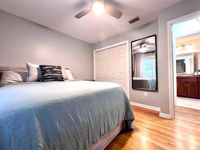 Building Photo - 4 Cobblestone Ct