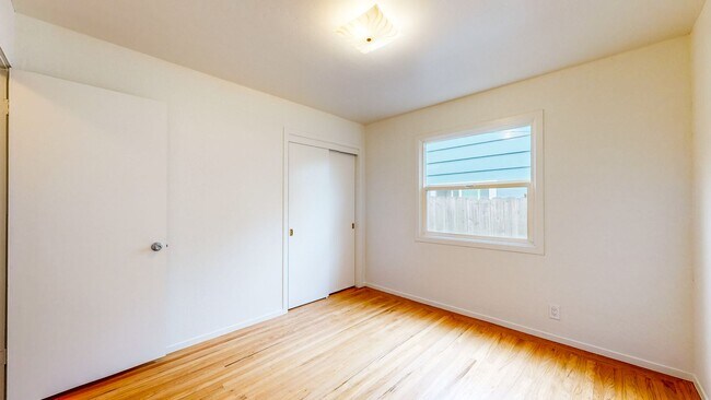 Building Photo - Beautiful Light & Bright Single Level 3 Be...