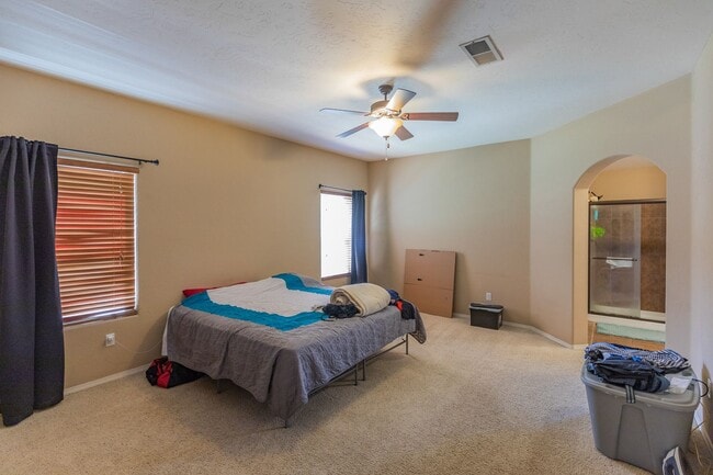 Building Photo - Spacious 4 Bedroom Home