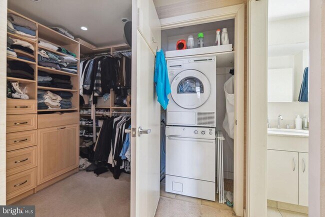 Building Photo - 219 S 18th St