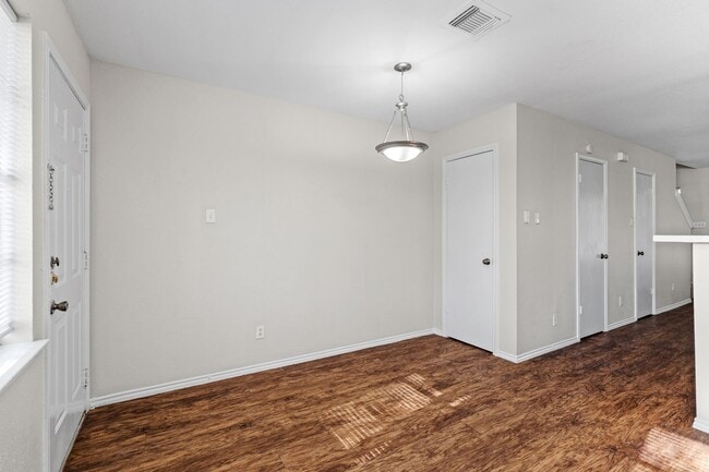 Building Photo - River Crossing ATX - Townhome - 2bd/2.5ba - W/D - Close to Downtown - $1395