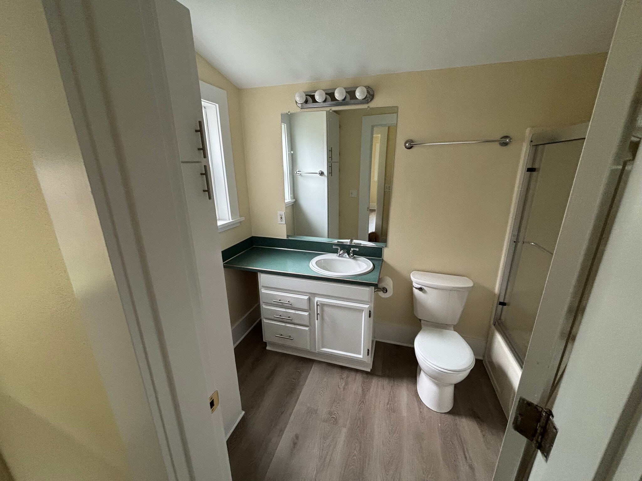 Building Photo - 651 W 12th Ave